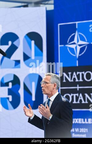 NATO-Generalsekretär Jens Stoltenberg vor der Türschwelle mit der Presse zu Beginn eines Staatschefs-Gipfels der NATO (North Atlant Stockfoto