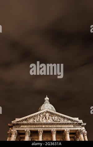 FRANKREICH. PARIS (75) PANTHEON. MONUMENT FRONTON UND KUPPEL BEI NACHT. Stockfoto