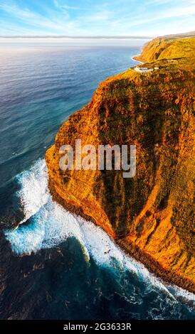 Luftpanorama des Leuchtturms Ponta do Pargo und der Klippen bei Sonnenuntergang, Calheta, Madeira, Portugal Stockfoto