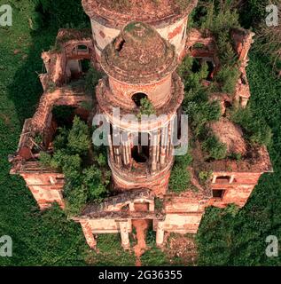 Draufsicht auf ein verlassenes Gebäude mit wachsenden Pflanzen auf dem Dach Stockfoto