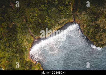 Wellen krachen von oben auf vulkanischem schwarzem Sandstrand, Seixal, Madeira, Portugal Stockfoto