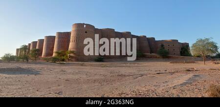 Derawar Fort, ist eine große quadratische Festung in Ahmadpur East Tehsil, Punjab, Pakistan. Etwa 130 km südlich der Stadt Bahawalpur Stockfoto