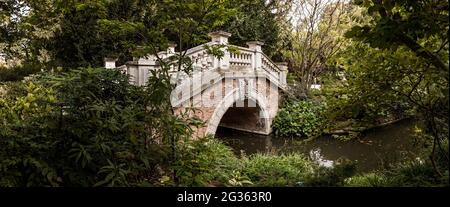 FRANKREICH. PARIS (75) KLEINE BRÜCKE IM MONCEAU PARC Stockfoto