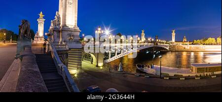 FRANKREICH. PARIS (75) BRÜCKE ALEXANDRE III AM TWILLIGHT Stockfoto