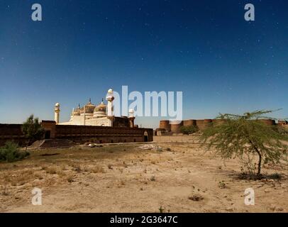 Derawar Fort, ist eine große quadratische Festung in Ahmadpur East Tehsil, Punjab, Pakistan. Etwa 130 km südlich der Stadt Bahawalpur Stockfoto
