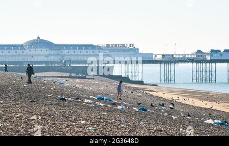 Brighton UK 14. Juni 2021 - Müll bleibt am Brighton Beach nach einem Wochenende mit heißer Sonne zurück, obwohl Besucher gebeten wurden, ihren Müll mit nach Hause zu nehmen : Credit Simon Dack / Alamy Live News Stockfoto