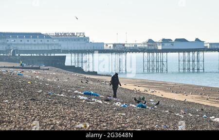 Brighton UK 14. Juni 2021 - Müll bleibt am Brighton Beach nach einem Wochenende mit heißer Sonne zurück, obwohl Besucher gebeten wurden, ihren Müll mit nach Hause zu nehmen : Credit Simon Dack / Alamy Live News Stockfoto