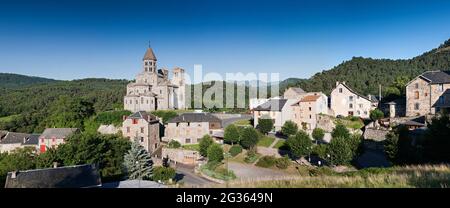 FRANKREICH. PUY-DE-DOME (63) SAINT-NECTAIRE DORF UND KIRCHE Stockfoto