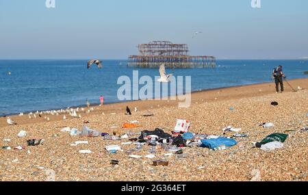 Brighton UK 14. Juni 2021 - Müll bleibt am Brighton Beach nach einem Wochenende mit heißer Sonne zurück, obwohl Besucher gebeten wurden, ihren Müll mit nach Hause zu nehmen : Credit Simon Dack / Alamy Live News Stockfoto