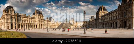 FRANKREICH. PARIS (75) MUSEUM UND PYRAMIDE DES LOUVRE (PANORAMABILD - ARCHITEKT: LEOH MING PEI). Stockfoto