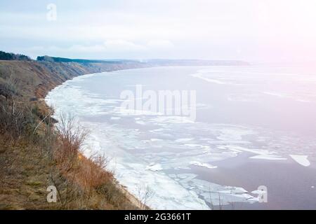 Blick auf die Wolga von einer hohen Klippe am Frühlingsnachmittag. Stockfoto