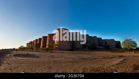Derawar Fort, ist eine große quadratische Festung in Ahmadpur East Tehsil, Punjab, Pakistan. Etwa 130 km südlich der Stadt Bahawalpur Stockfoto