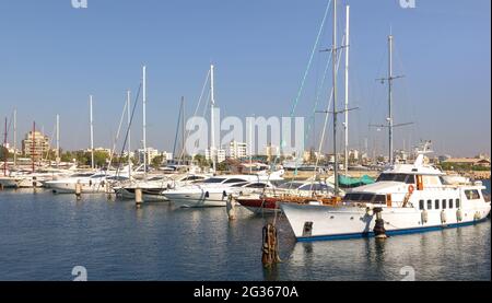 Larnaca, Zypern - 21. Juli 2015: Die zahlreichen Yachten liegen in der Port Marina. Stockfoto