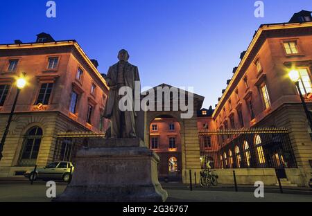 FRANKREICH PARIS (75) 5. ARR, DAS COLLEGE OF FRANCE UND STATUE VON CLAUDE BERNARD, FRÜHER ROYAL COLLEGE GENANNT, IM JAHR 11 DES MARCELIN BERTHELOT S Stockfoto