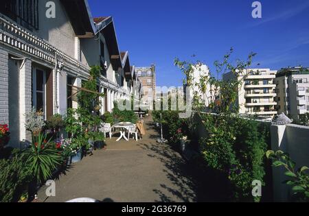 FRANKREICH PARIS (75) 1 TH DISTRICT, DISTRICT OF BUTTE AUX CAILLES: BUILDING 22 RUE BARRAULT, GENANNT 'LITTLE RUSSIA', KLEINE HÄUSER AUF DEM DACH EINER GARAGE Stockfoto