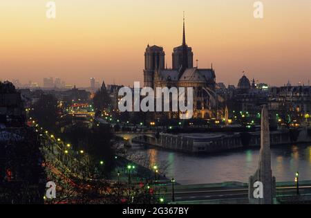 FRANKREICH PARIS (75) 4. ARRONDISSEMENT, DIE NOTRE-DAME-KIRCHE VOM INSTITUT DER ARABISCHEN WELT (IMA) Stockfoto