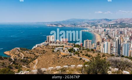 Blick auf die Stadt und den Strand von Benidorm in Spanien Stockfoto