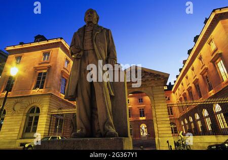 FRANKREICH PARIS (75) 5. ARR, DAS COLLEGE OF FRANCE UND STATUE VON CLAUDE BERNARD, FRÜHER ROYAL COLLEGE GENANNT, IM JAHR 11 DES MARCELIN BERTHELOT S Stockfoto