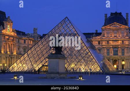 FRANKREICH PARIS (75), 1. BEZIRK, UNESCO-WELTKULTURERBE, LOUVRE-MUSEUM, REITERSTATUE VOR DER LOUVRE-PYRAMIDE AM BOGEN Stockfoto