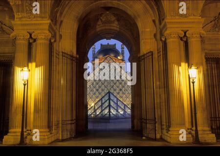 FRANKREICH PARIS (75), 1. BEZIRK, UNESCO-WELTKULTURERBE, LOUVRE-MUSEUM, LOUVRE-PYRAMIDE COUR NAPOLEON VOM ARCHITEKTEN LEO MING PEI, Stockfoto