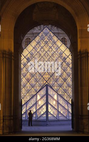 FRANKREICH PARIS (75), 1. BEZIRK, DER ZUM UNESCO-WELTKULTURERBE GEHÖRT, DAS LOUVRE-MUSEUM, DIE LOUVRE-PYRAMIDE VOM ARCHITEKTEN LEO MING PEI VON TH Stockfoto