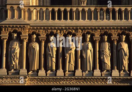 FRANKREICH PARIS (75) 4. BEZIRK, KIRCHE NOTRE-DAME DE PARIS, DETAIL DER STATUEN DER FASSADE Stockfoto