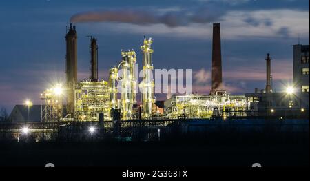 Öl Industrie bei Nacht, Petrechemical Anlage - Raffinerie Stockfoto