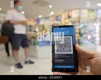 Köln, Deutschland. Juni 2021. Der digitale Nachweis der Corona-Impfung ist auf einem Smartphone in einer Apotheke zu sehen. Einige Apotheker beginnen damit, den neuen digitalen Nachweis einer Corona-Impfung auszustellen. Dazu gehört die Erstellung eines QR-Codes für vollständig geimpfte Personen, der in Apps mit ihren Handys verwendet werden kann. Quelle: Oliver Berg/dpa/Alamy Live News Stockfoto