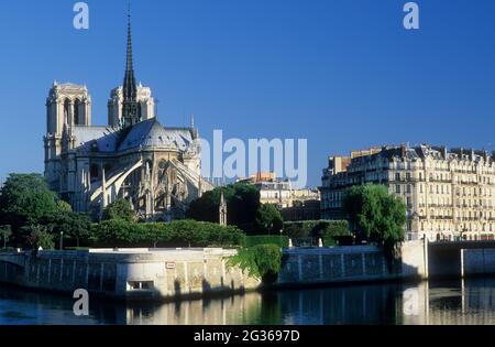 FRANKREICH PARIS (75) 4. ARRONDISSEMENT, KIRCHE NOTRE DAME DE PARIS UND GEBÄUDE IM HAUSSMANN-STIL Stockfoto