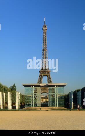 FRANKREICH PARIS (75) 7. BEZIRK, DIE MAUER FÜR DEN FRIEDEN VON CLARA HALTER UND JEAN-MICHEL WILMOTTE IM CHAMPS DE MARS UND DEM EIFFELTURM, GENEHMIGUNG A Stockfoto