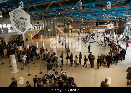 FRANCE PARIS (75) 4TH DISTRICT, BEAUBOURG,MUSEUM OF MODERN ART: POMPIDOU CENTER, LINE OF WAIT AT BOX CASHDESKS Stockfoto