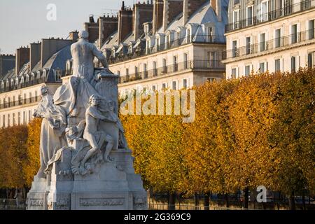 FRANKREICH PARIS (75) 1. BEZIRK, STATUE TUILERIEN GÄRTEN, HAUSSMANN-STIL GEBÄUDE IM HINTERGRUND Stockfoto