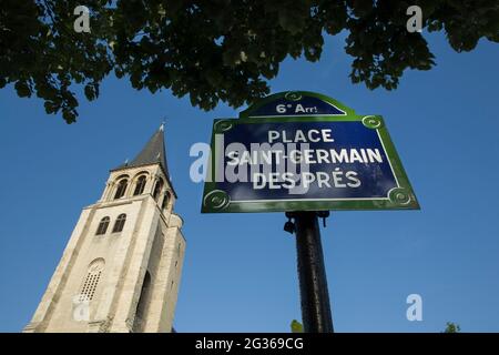 FRANKREICH PARIS (75) 6. ARRONDISSEMENT, PLATZ UND KIRCHE ST GERMAIN DES PRES Stockfoto