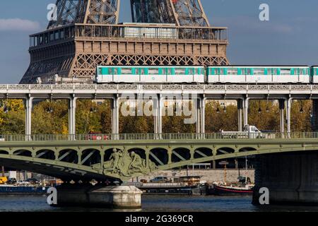 FRANKREICH PARIS (75) 7. BEZIRK, BIR HAKEIM BRÜCKE UND U-BAHN MIT DEM EIFFELTURM Stockfoto