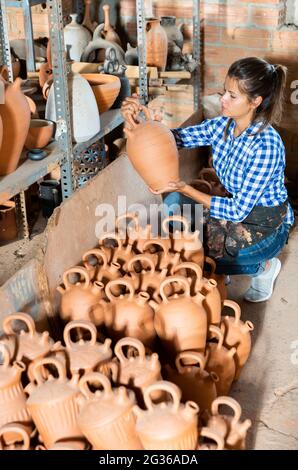 Töpferin im Töpferstudio Stockfoto