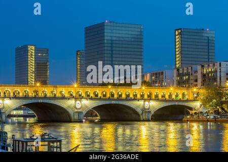 FRANKREICH PARIS (75) 13 TH ARR, BNF-BIBLIOTHEK FRANCOIS MITTERRAND, ARCHITEKT: DOMINIQUE PERRAULT UND BERCY-BRÜCKE Stockfoto