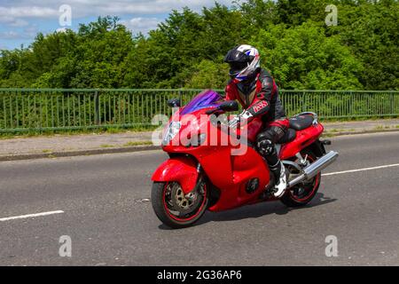 2002 Suzuki Gsx1300 RK2 1299cc Benzin Supersport rotes Motorrad, Motorradfahrer; zweirädrigen Transport, Motorräder, Fahrzeug, Straßen, Motorräder, Motorradfahrer, die in Chorley fahren, Stockfoto