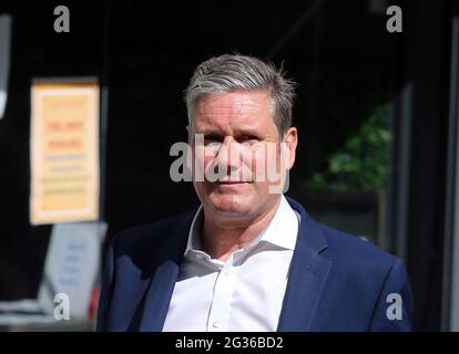 London, England, Großbritannien. Juni 2021. Der Parteivorsitzende der Labour Party, KEIR STARMER, verlässt global StudÄ±os, nachdem er am Telefon-in bei LBC Radio teilgenommen hat. Kredit: Tayfun Salci/ZUMA Wire/Alamy Live Nachrichten Stockfoto