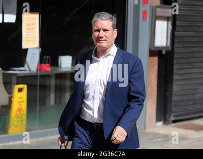 London, England, Großbritannien. Juni 2021. Der Parteivorsitzende der Labour Party, KEIR STARMER, verlässt global StudÄ±os, nachdem er am Telefon-in bei LBC Radio teilgenommen hat. Kredit: Tayfun Salci/ZUMA Wire/Alamy Live Nachrichten Stockfoto