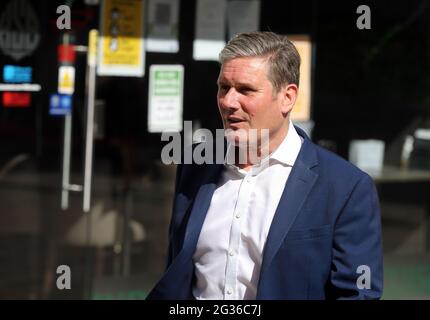 London, England, Großbritannien. Juni 2021. Der Parteivorsitzende der Labour Party, KEIR STARMER, verlässt global StudÄ±os, nachdem er am Telefon-in bei LBC Radio teilgenommen hat. Kredit: Tayfun Salci/ZUMA Wire/Alamy Live Nachrichten Stockfoto