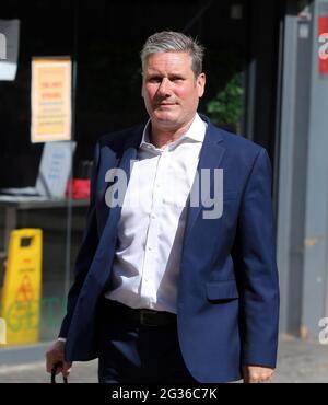 London, England, Großbritannien. Juni 2021. Der Parteivorsitzende der Labour Party, KEIR STARMER, verlässt global StudÄ±os, nachdem er am Telefon-in bei LBC Radio teilgenommen hat. Kredit: Tayfun Salci/ZUMA Wire/Alamy Live Nachrichten Stockfoto