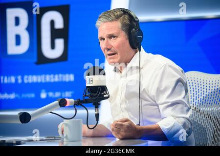London, Großbritannien. 14. Juni 2021. Der Gewerkschaftsführer Sir Keir Starmer, der während des Call Keir, einem Live-Telefonat mit Nick Ferrari beim Frühstück von LBC, in ihren Studios am Leicester Square, London, fotografiert wurde. Bilddatum: Montag, 14. Juni 2021. Bildnachweis sollte lauten: Matt Crossick/Empics/Alamy Live News Stockfoto
