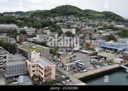 Nagasaki, Japan - 1. Juli 2016: Blick auf Nagasaki, Japan vom internationalen Kreuzfahrthafen Stockfoto