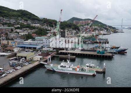 Nagasaki, Japan - 1. Juli 2016: Blick auf Nagasaki, Japan vom internationalen Kreuzfahrthafen Stockfoto