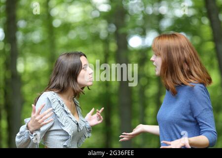 Zwei wütende Frauen, die in einem Wald umherragen Stockfoto