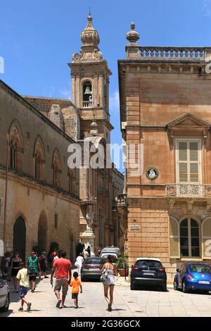 Mdina. Malta. Seitenansicht der Kirche der Verkündigung aka karmelitenkirche mit Glockenturm in der Altstadt. Stockfoto