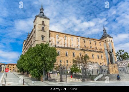 Toledo / Spanien - 05 12 2021: Majestätischer Blick auf das militärische Renaissance-Gebäude an der Hauptfassade des Alcázar von Toledo Stockfoto