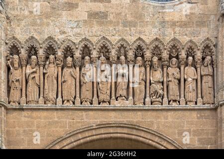 Detailansicht einer erstaunlichen romanischen Skulptur am Kettentor, Fassade der Kathedrale von Cuidad Rodrigo, mit Protagonisten des Alten Testaments... Stockfoto