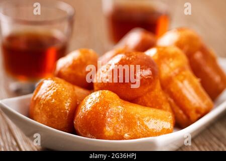 Neapolitanischer Baba Au Rum. Hochwertige Fotos Stockfoto