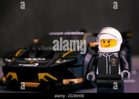 Tambow, Russische Föderation - 25. Juni 2020 Minifigur des Lego-Fahrers gegen das Lamborghini Huracan Super Trofeo EVO-Auto von LEGO Speed Champions. Studio-Sho Stockfoto